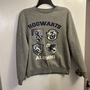 Gray crew neck hogwarts alumni sweatshirt size 6